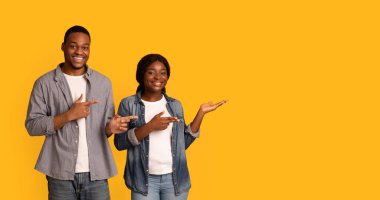 Şuna bak. Mutlu Gülümseyen Siyah Çift Kopya Boşluğunu Gösteriyor