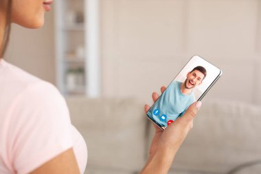 Sanal Çağrı. Tanımlanamayan Bayan Akıllı Telefondaki Erkek Arkadaş Via Telekonferansı