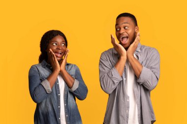 Vay canına. Yüzlere dokunan ve heyecanla coşan neşeli siyah adam ve kadın.