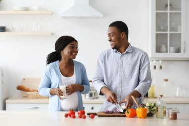 Sağlıklı yemek pişiren siyahi kadın ve erkek umuyoruz.