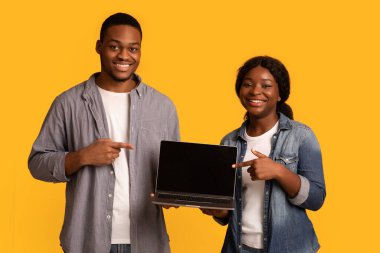 Şu siteyi kontrol et. Gülen siyah çift boş ekranla dizüstü bilgisayarı işaret ediyor.