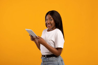 Modern dijital tabletli pozitif siyah kadın