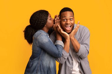 Dedikodu Konsepti. Siyahi Kadın Heyecanlı erkek arkadaşıyla Sırlarını Paylaşıyor