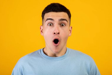 Genç adam şok içinde ağzını açıyor, OMG ya da OMG diye bağırıyor.