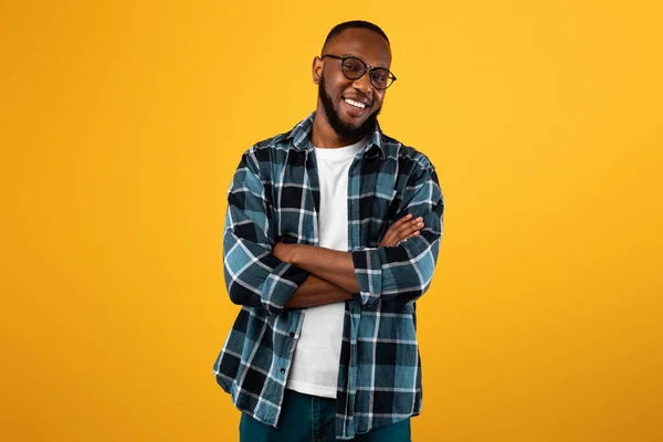 Smiling African American Guy Posing Crossing Hands, Yellow Background — Foto de Stock