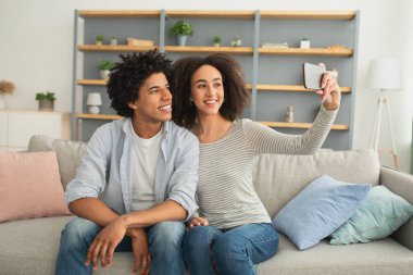 Aile, aletlerle, online toplantılarla ve görüntülü sohbetlerle eğlenir.