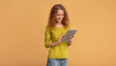 Mesaj yazmak, sosyal ağlarda online sohbet ve olumlu duygular