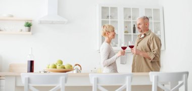 Mutfakta ev yapımı romantik bir randevu, karantina sırasında bayramı kutlamak.