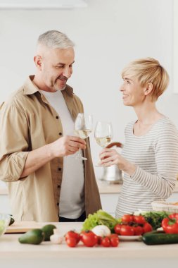Kadeh kaldıralım, birlikte vakit geçirelim, evde yemek yiyelim, tatilde ve akşam yemeğinde buluşmayı kutlayalım.