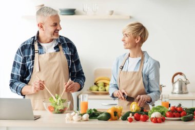 Birlikte vakit geçirmek, aile yemeği hazırlamak ve eğlenmek.