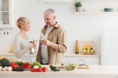 Ev yemeği, aile tatili ve covid-19 karantinası sırasında kendini izole etme tarihi.
