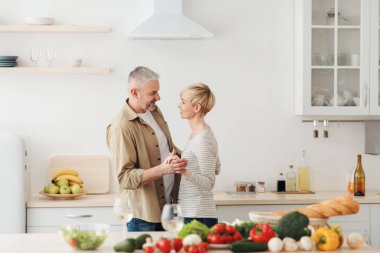 Eğlence, mutlu ve birlikte çıkma, covid-19 salgını sırasında orta yaşlı ilişkiler.