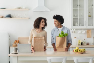 Covid-19 karantinası sırasında marketten teslimat ya da boş vakitlerde alışveriş