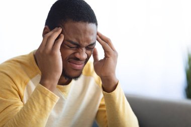 Siyahi adamın baş ağrısından yakınlaşması.