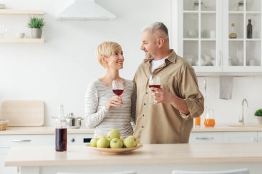 Romantik özel bir akşam, evde randevumuz var. Covid-19 salgını ve kendini izole etme sırasında.