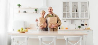 Birlikte alışveriş yapmak ya da akşam yemeği pişirmek için kurye teslimatı, vejetaryen diyeti ve sağlıklı yemek.