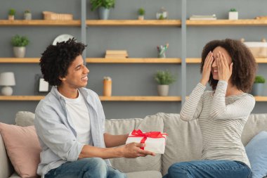 Erkek sevgilisine doğum gününde, sevgililer gününde ya da tatilde kanepede hediyeyle sürpriz yapar.