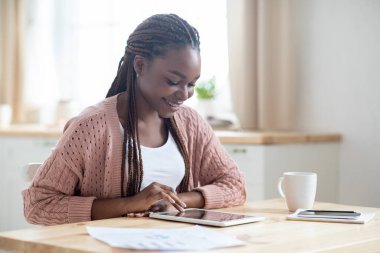 Mutlu Siyah Kadın Evdeki Mutfakta Dijital Tablet Kullanıyor
