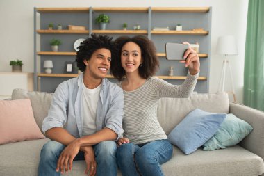 Moda, neşeli, pozitif insanlar selfie çekiyor.