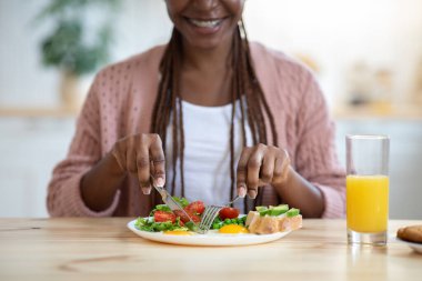 Gülümseyen Siyah Kadın Lezzetli Kahvaltı Ediyor Mutfakta, Kırpılmış Vuruş