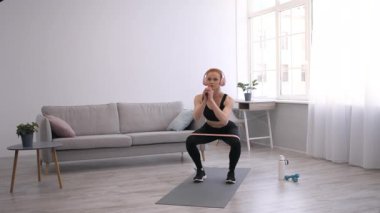 Kadınlar, evde spor yaparken spor yapıyorlar. Lastik bantla.
