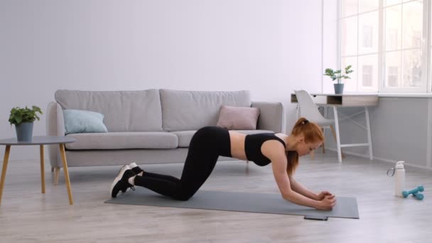 Fitness Lady fazendo treinamento de exercício de prancha de cotovelo em casa — Vídeo de Stock