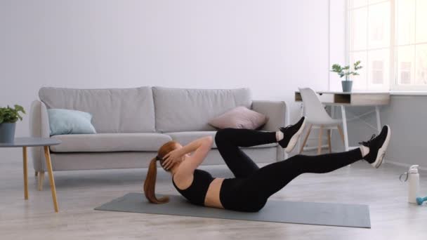 Fitness Woman gör armbåge till knä Abs Crunches Motion hemma — Stockvideo