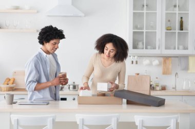 19 numaralı karantina ve evdeki romantik yemek sırasında servis edilen restoran yemekleri.