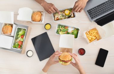 Kendini izole etme, fast food teslimatı, uzaktan çalışma.