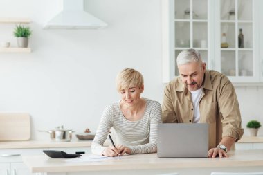 Aile bütçesi planlaması, finansman ve vergilerin ödemesi covid-19 karantinası sırasında