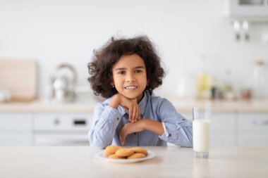 Bir bardak sütle şirin bir afro kızın portresi.