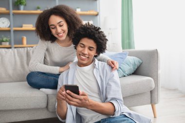 Komik video, okuma mesajı, iyi mesaj ve covid-19 salgını sırasında evde reklam.