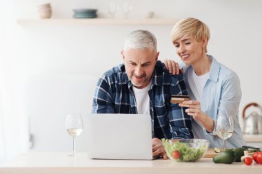 Ortak alışverişler, çevrimiçi mağazalar, salgın sırasında dağıtım hizmetleri