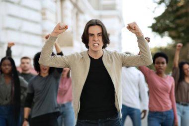 Kilitlemeyi protesto eden çok ırklı bir grubun lideri olan erkek eylemci