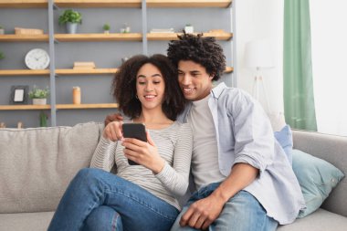 Covid-19 sırasında evde alışveriş yapmak, komik video, online toplantı ve internette sörf.