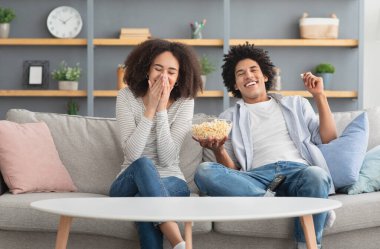 Covid-19 'da kendini izole ederken komik bir film, komedi ve eğlence birlikte evde.