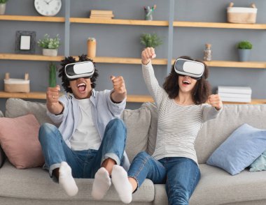 Covid-19 karantina ve ev eğlencesi sırasında evde eğlenmek, keyifli ve pozitif duygular.