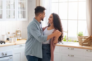 Arap eşlerini sevmek, mutfakta dans etmek ve birbirlerine bakmak.