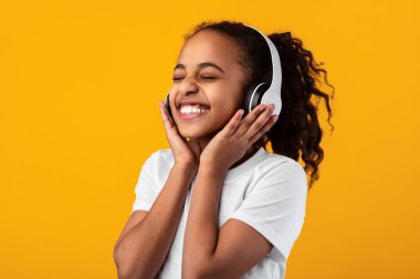 Gülümseyen Siyah Kız Kulaklıkla Müzik Dinliyor