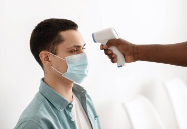 Sağlık koruma, bağışıklık prosedürü ve klinikte aşıya hazırlanma