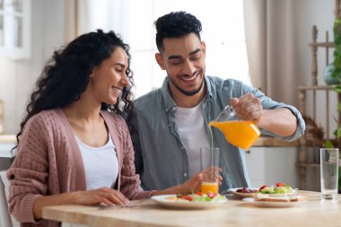 Mutlu Ortadoğu Çifti Mutfakta Lezzetli Kahvaltı Ediyor
