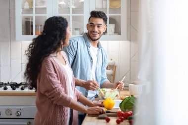Mutfakta Sağlıklı Yemek Hazırlayan Mutlu Arap Eşler