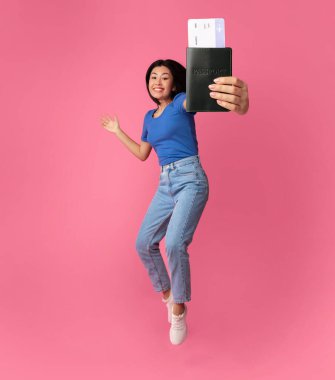 Pasaportu olan Asyalı bir kadın.