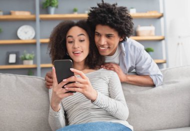 COVID-19 sırasında evde yalnızlık ve aileyle çevrimiçi iletişim