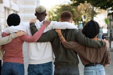 Sokakta grev yapan, kucaklaşan insanların arka planı.