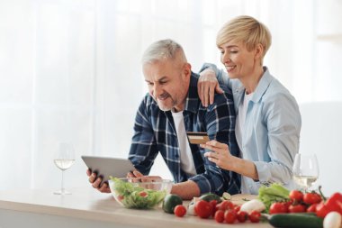 Covid-19 sırasında kendini tecrit, hızlı online alışveriş ve yiyecek siparişi.