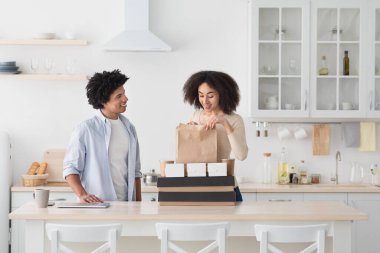 Covid-19 salgını sırasında evde birlikte akşam yemeği ve hazır yemek.