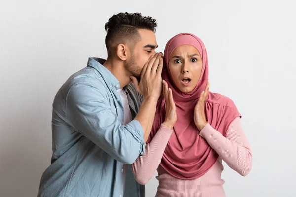 ビッグ・シークレット。アラブ男ゴシッピングともに彼の衝撃的なイスラム教徒のガールフレンドでヒジャブ — ストック写真