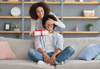 Covid-19 salgını, doğum günü kutlaması ve evde aile partisi sırasında tatil sürprizi.