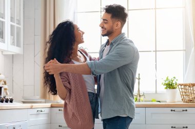 Genç Aile Hayatı. Orta Doğulu Eşleri Seven Mutfak İçlerinde Dans Eden